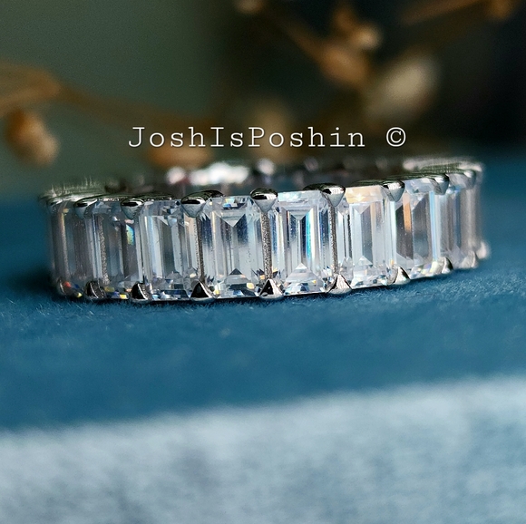 Diamond simulant eternity band in sterling silver - Picture 6 of 8